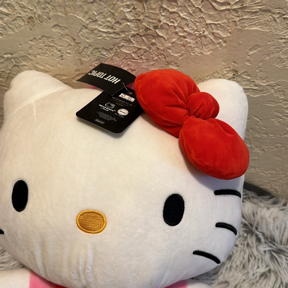 Hello Kitty Plush Mini Backpack - Picture 4 of 9